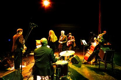 Antonio Cuesta, con la banda de Sinatra § Jobim Project al completo, durante una actuación en el teatro Filarmónica.