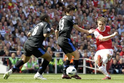 Ramsey remata a gol ante Anderson y Park.