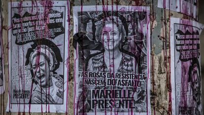 Carteles en recuerdo a la concejala Marielle Franco, el día después de su asesinato, en Río de Janeiro, en 2018.