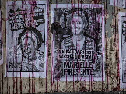 Carteles en recuerdo a la concejala Marielle Franco, el día después de su asesinato, en Río de Janeiro, en 2018.