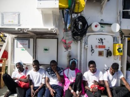 El barco humanitario  Aquarius  lleva desde el domingo a la espera de instrucciones de las autoridades en un punto entre Italia y Malta