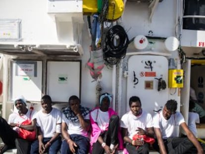 El barco humanitario  Aquarius  lleva desde el domingo a la espera de instrucciones de las autoridades en un punto entre Italia y Malta