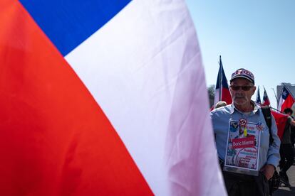 un detractor del presidente de Chile, Gabriel Boric, durante una marcha del grupo de ultraderecha Team Patriota