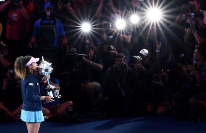 Osaka posa con el trofeo ante los fotógrafos, este sábado en Melbourne.