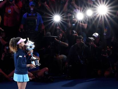 Osaka posa con el trofeo ante los fotógrafos, este sábado en Melbourne.