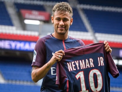 Neymar vestiu a camisa do PSG nesta sexta-feira.