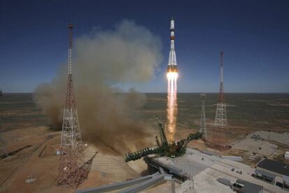 La nave de carga Progress M-27M con suministros para la Estación Espacial Internacional (EEI), tras ser lanzada desde el cosmódromo de Baikonur (Kazajistán).