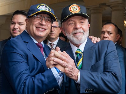 Gustavo Petro y Lula da Silva se dan la mano, en Bogotá, el 17 de abril de 2024.