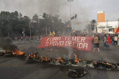 Manifestantes fecham via da zona leste de São Paulo contra o impeachment de Dilma Rousseff. 