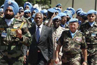 Kofi Annan, acompañado a su izquierda por el general francés Alain Pellegrini, ayer en el cuartel de la ONU en Naqura, a cinco kilómetros de la frontera israelí.