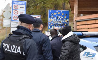 Policía italianos y franceses controlan la llegada de inmigrantes a la frontera entre Italia y Francia, en la localidad de Claviere (Italia), el 22 de octubre de 2018.