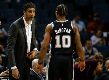 Tim Duncan ejerce de entrenador de los Spurs en Charlotte.