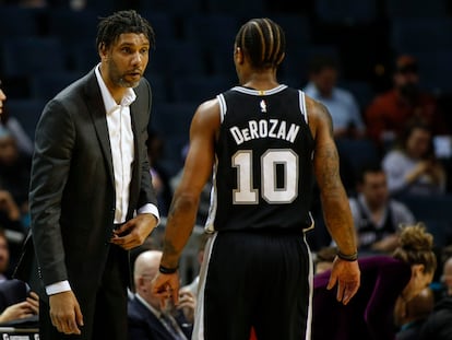 Tim Duncan ejerce de entrenador de los Spurs en Charlotte.
