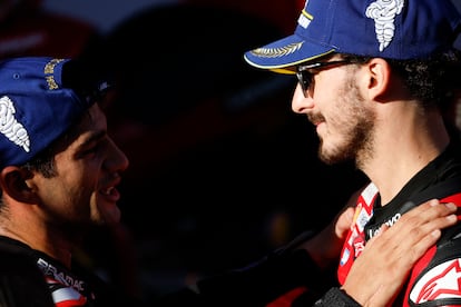 El piloto espa?ol de Ducati, Jorge Martn (izquierda), es felicitado por el piloto italiano de Ducati, subcampen este a?o y campen en 2022 y 2023, Francesco Bagnaia, este domingo en Barcelona.