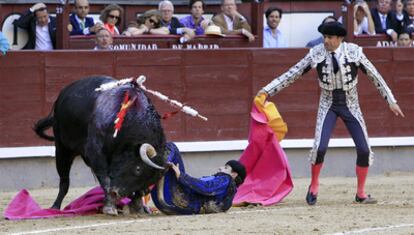 El banderillero Javier Palomeque sufre un revolcón sin consecuencia, durante la lidia del segundo toro del diestro Juan Mora.