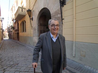 En la planta baja del Ayuntamiento y la buhardilla estaban las aulas del colegio en el que estudió el compositor. En su visita al edifico, en cuya sala de plenos cuelga su retrato desde que el año 2000 le nombraran hijo ilustre, el alcalde, Josep Maria Cruset, le acompaña a la buhardilla donde el tiempo parece haberse parado y todavía pueden verse las fórmulas de la última clase de álgebra en las pizarras pintadas en la pared.
