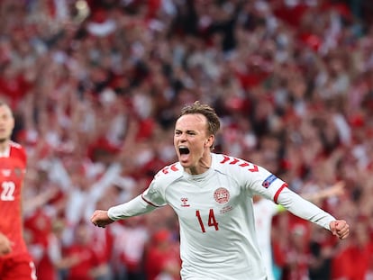 Damsgaard celebra su gol a Rusia.