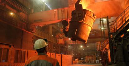 Un trabajador dentro de la acería de Salzgitter, en Alemania. 