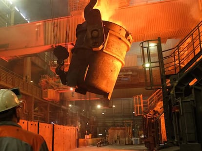 Un trabajador dentro de la acería de Salzgitter, en Alemania. 