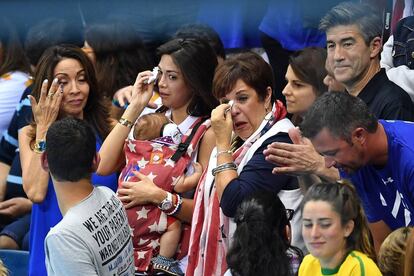 La mujer y la madre de Phelps, Nicole Johnson y Deborah Phelps, después de la última prueba.