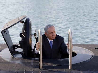 El primer ministro israelí, Benjamín Netanyahu, visita un submarino en Haifa en 2016.