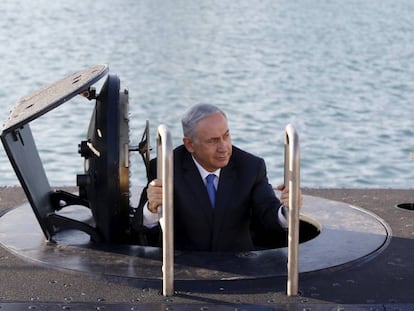 El primer ministro israelí, Benjamín Netanyahu, visita un submarino en Haifa en 2016.