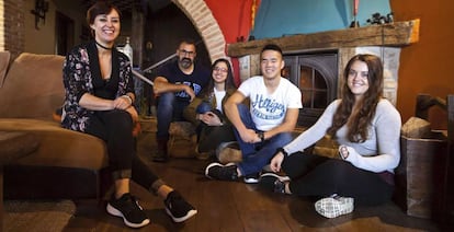 Daniel, con la camiseta blanca, junto a su familia adoptiva.