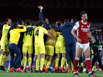 Los jugadores del Villarreal celebran la clasificación para la final de la Europa League tras eliminar al Arsenal este jueves en el Emirates.