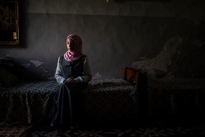Dalia, de 17 años, posa en su casa, en la ciudad de Mosul. A causa de un estallido en el bazar, sufrió heridas en su columna vertebral. Su padre murió en la explosión. 