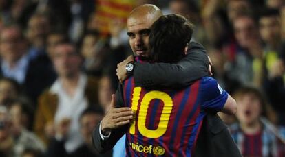 Messi abraza a Guardiola tras uno de sus goles.