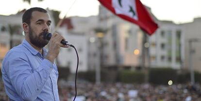 El lider de las protestas rifeñas, Naser Zafzafi, arenga a una manifestación.