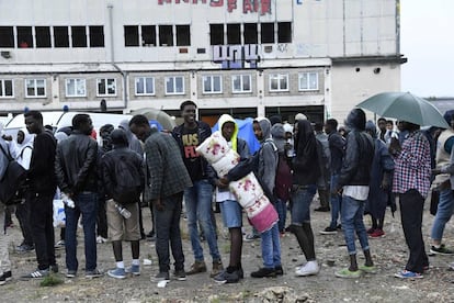 Migrantes evacuados tras el desmantelamiento del campamento en la Porte de La Chapelle, Par&iacute;s