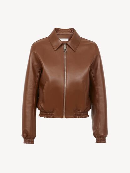 La ‘bomber’ se alza como uno de los grandes imprescindibles de este otoño y Gabriela Hearst, en su penúltima colección para Chloé, cubre su característica silueta en cuero. 3.890