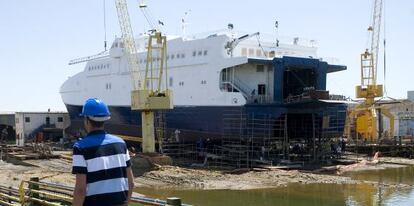 El buque transformado en los astilleros de Cotnsa Huelva, a la espera de ser botado este miércoles.