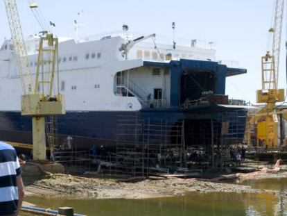 El buque transformado en los astilleros de Cotnsa Huelva, a la espera de ser botado este mi&eacute;rcoles.