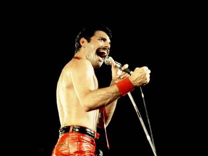 Freddie Mercury junto con su grupo Queen en Chicago en 1980.