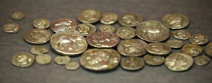 Un grupo de monedas con motivos púnicos como los elefantes.