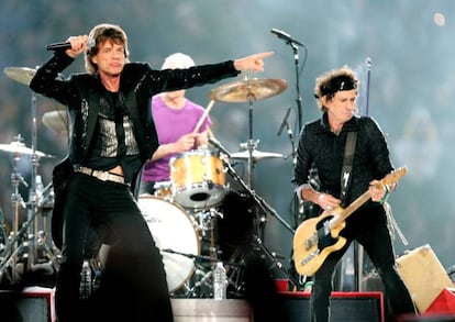 <strong>Quién, dónde y cuándo.</strong> The Rolling Stones. 14 de agosto de 2006. Valladolid. </p> <strong>Por qué se canceló. </strong> Fue a eso de las dos de la tarde cuando se hizo público el comunicado en primera persona de Mick Jagger asumiendo toda la responsabilidad por una "laringitis" desarrollada después de una actuación en Oporto: "Siento cancelar este 'show'; siempre me ha encantado tocar en España, pero desgraciadamente no tengo otra elección. Pido disculpas a quien haya comprado entradas para el concierto de esta noche". La oficina de la banda apuró todo lo posible por si el cantante se recuperaba, pero a la hora de comer hubo que afrontar la realidad, cuando miles de personas ya merodeaban por el Estadio de Zorrilla de Valladolid. </p> <strong>Momento de máxima tensión.</strong> Un concierto de Mick Jagger, Keith Richards y compañía siempre congrega a gente llegada de muchos puntos diferentes. De hecho, según la organización, 22.000 de las 37.000 entradas fueron vendidas fuera de Castilla y León. Sirva este dato para comprender el clima de chasco generalizado a orillas del Pisuerga, más aún cuando a media tarde todavía seguían llegando autocares con fans desde otras ciudades. Algunos centenares de ellos se concentraron en las taquillas exigiendo explicaciones, pero los músicos ni siquiera estaban allí. El concierto del 16 de agosto en El Ejido también fue cancelado por la necesidad de reposo de Jagger, añadiéndose a la lista negra de recitales suspendidos o pospuestos por la banda británica en nuestro país desde 1982... Aunque ninguno tan 'in extremis' como el de Valladolid -el de Bilbao en 1998 se suspendió un día antes por laringitis del cantante-. </p> En la imagen, Mick Jagger, Charlie Watts y Keith Richards en febrero de 2006 en Detroit, Michigan.