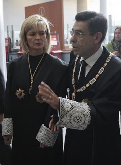 La portavoz del CGPJ, Gabriela Bravo, y Juan Luis de la Rúa, presidente del Tribunal Superior valenciano, el pasado día 24 en Valencia.