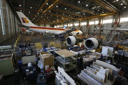 Detalles del trabajo de revisión de aviones en el hangar nº 6 de Iberia que cumple 25 años. Las aeronaves se someten periódicamente a una revisión estricta que se conoce como 'gran parada', en la que el aparato queda como recién salido de fábrica tras ser desmontado por piezas y vuelto a montar.