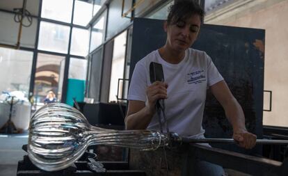 La sopladora de vidrio Olga García remata una pieza en la Real Fábrica de la Granja.