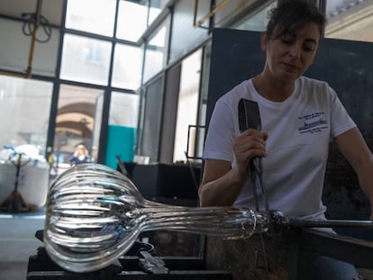 La sopladora de vidrio Olga García remata una pieza en la Real Fábrica de la Granja.
