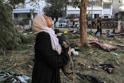 Una mujer sostiene una almohada entre los escombros del hospital Ahli Arab, en el centro de Gaza, el 18 de octubre, tras la explosión de la noche anterior.