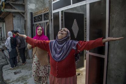 Una mujer musulmana kashmir se lamenta durante un ataque de la seguridad india para arrestrar a manifestantes sospechosos a las afueras de Srinagar (Cachemira), zona controlada por India.