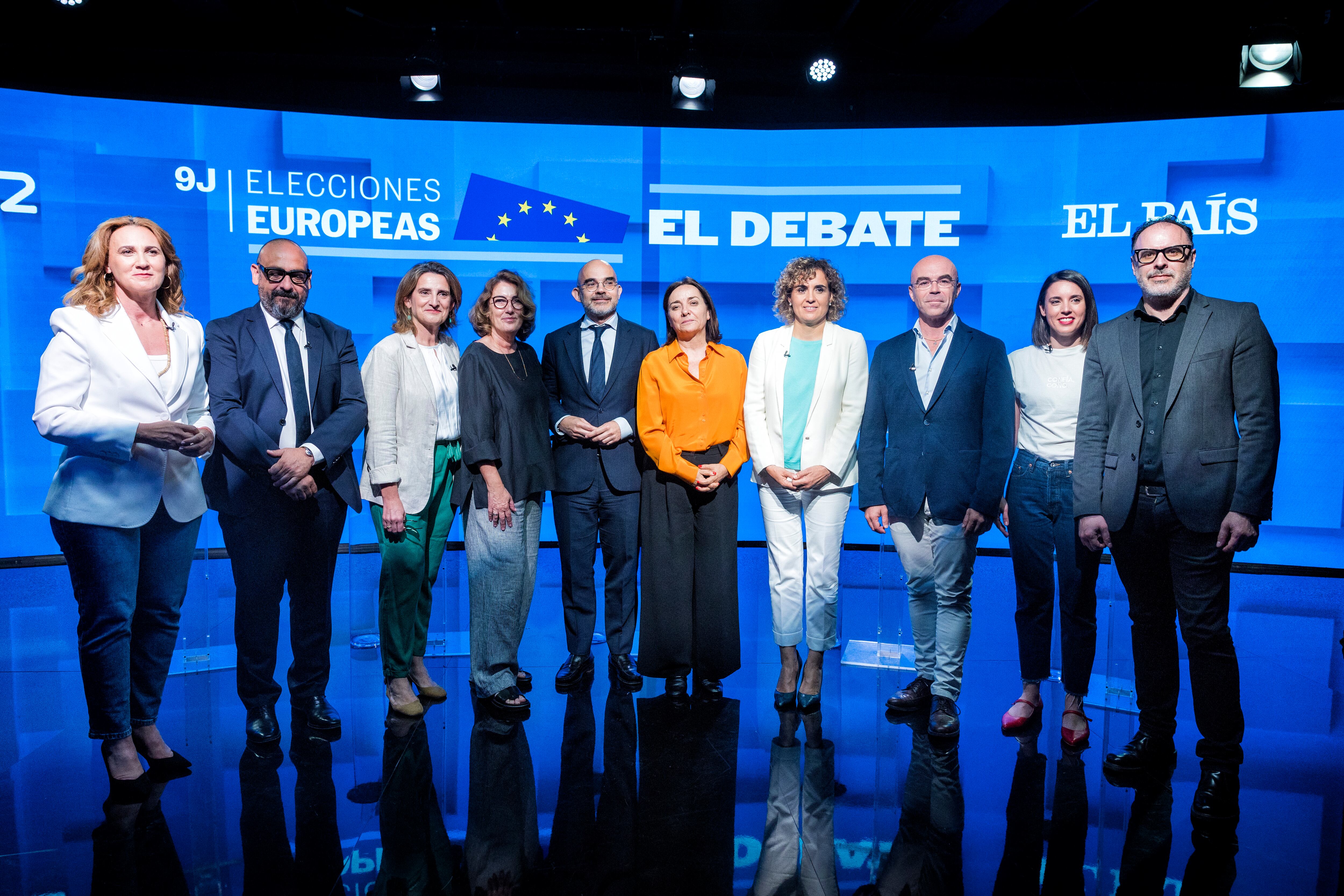 Desde la izquierda, Estrella Galán, de Sumar; Jordi Cañas, de Ciudadanos; Teresa Ribera, del PSOE; Montserrat Domínguez, directora de contenidos de la cadena SER;Carlos Núñez, Presidente Ejecutivo de PRISA Media; Pepa Bueno, directora de El PAÍS; Dolors Montserrat, del PP; Jorge Buxadé, de VOX; Irene Montero, de Podemos; y Guillermo Rodríguez, director de informativos de la cadena SER.