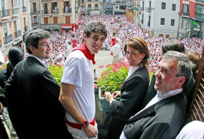 Javi Martínez, sonriente, junto a la alcaldesa de Pamplona, ayer en la despedida de las Comparsas.