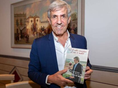 José Moro, con su libro en Sevilla.