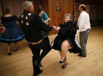 El baile también ocupa el tiempo de muchos de los residentes de esta ciudad para la tercera edad. En la imagen, Robert Harker (73 años) y su mujer Nancy /70) bailan en uno de los centros sociales de la ciudad.