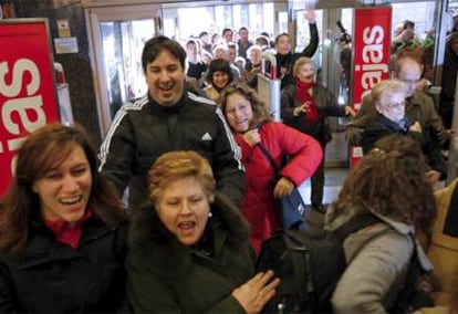 Los compradores entran en un centro comercial coincidiendo con el inicio de la campaña de rebajas.