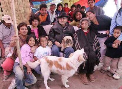 Juan Ríos, en el centro con sombrero, posa con su familia peruana en Pisco.